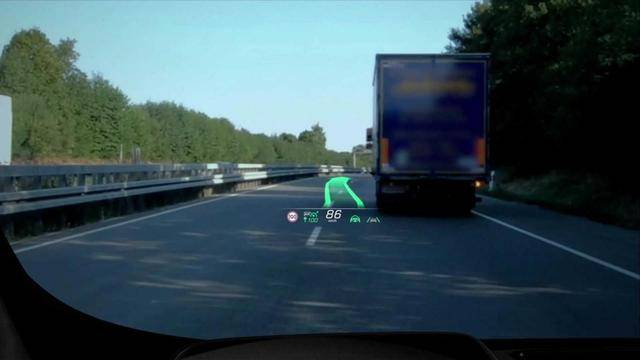 全新奔驰S级内饰官图曝光 整车5屏设计/豪华感直逼游艇