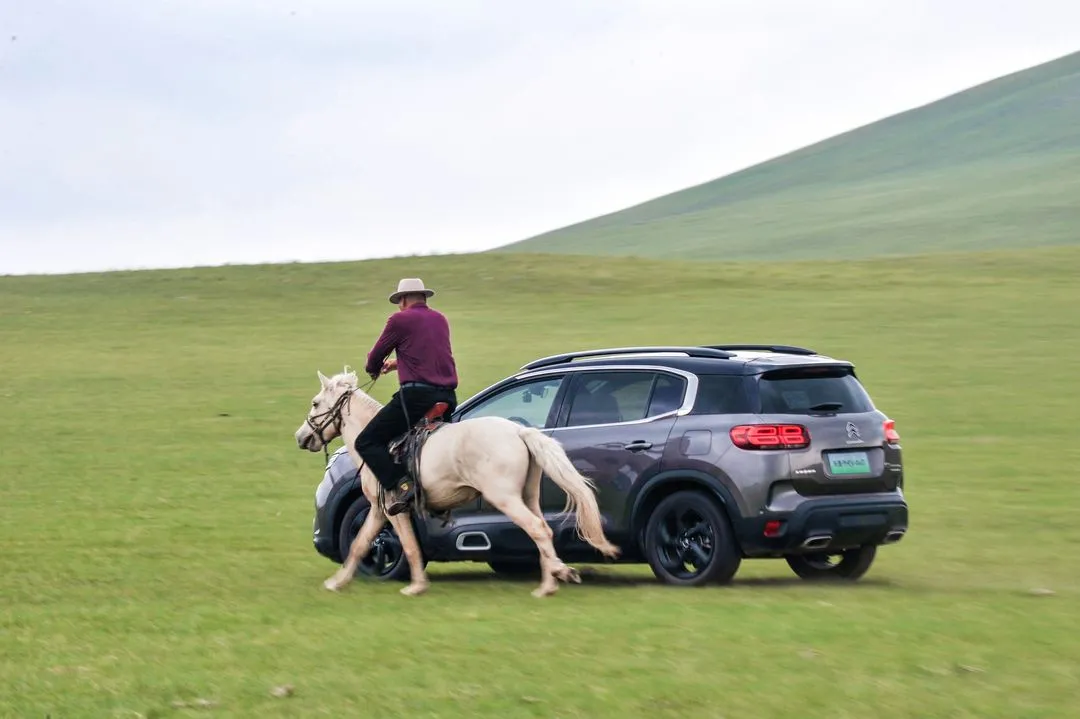 1.9吨的插混SUV，零百加速7秒，匮电时油耗6.7L