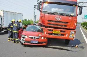 开车路上遇到大货车，记住这几点，关键时刻能救命