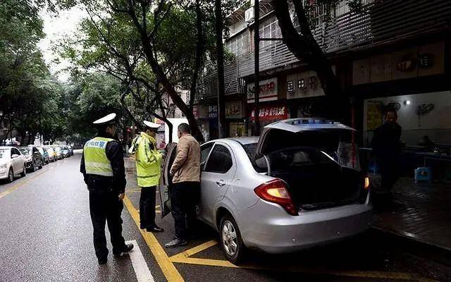 交规要牢记！乱开双闪，逆向停车也被扣分和罚款