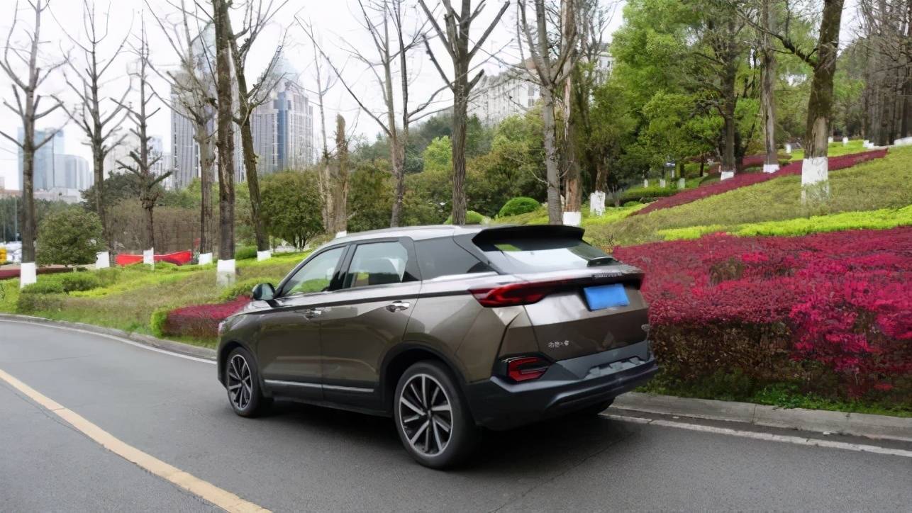 试驾T77 PRO：十万出头的“钢铁直男”SUV！