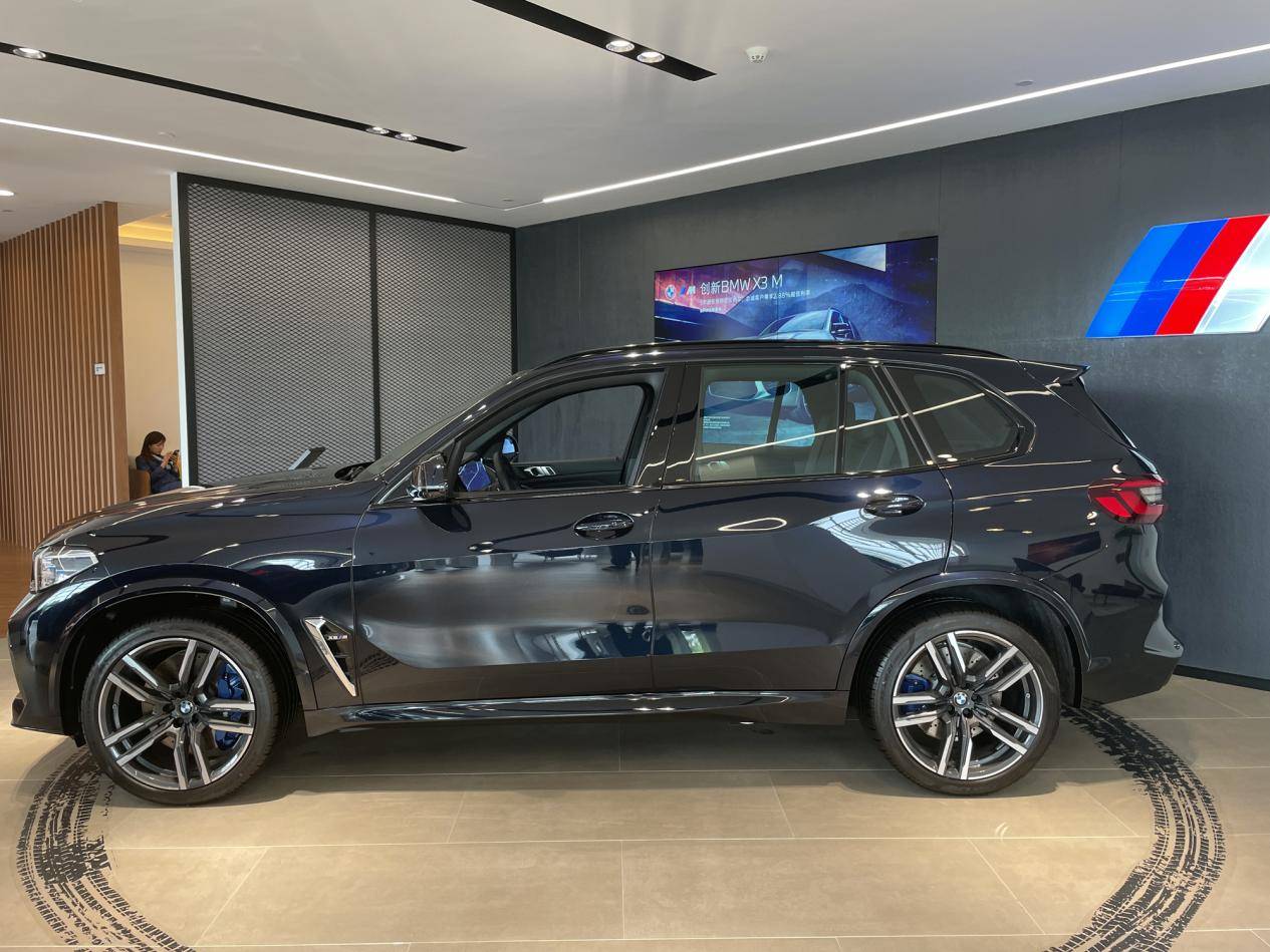 百万级高性能SUV，选它还是保时捷？到店实拍全新宝马X5 M