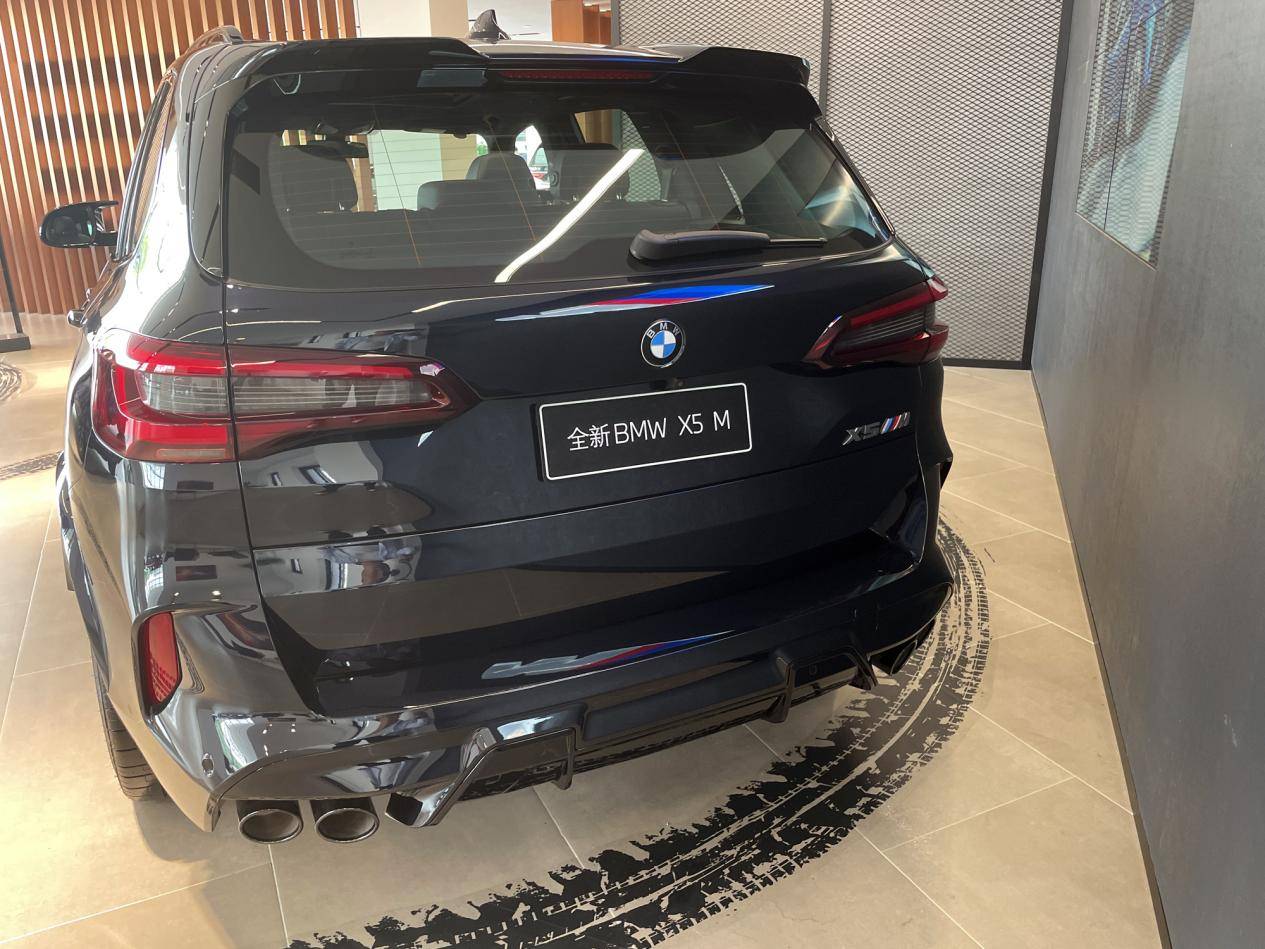 百万级高性能SUV，选它还是保时捷？到店实拍全新宝马X5 M