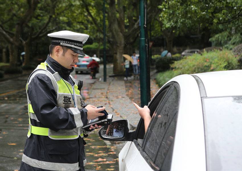 成都新交规太给力，十分钟内违停驶离可免罚！车主：何时全国实施