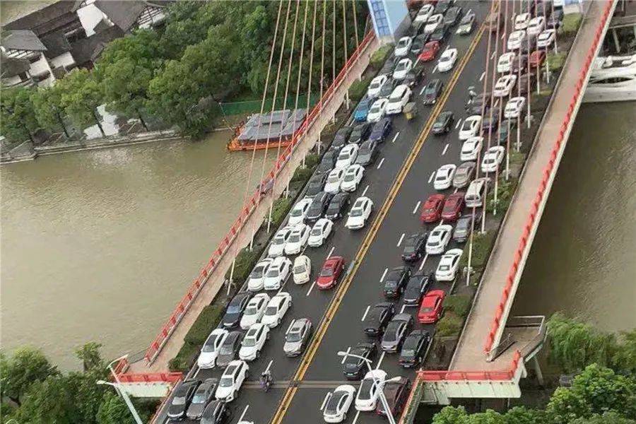 暴雨肆虐，“烟花”来袭，还请收好这份台风、暴雨天气用车指南