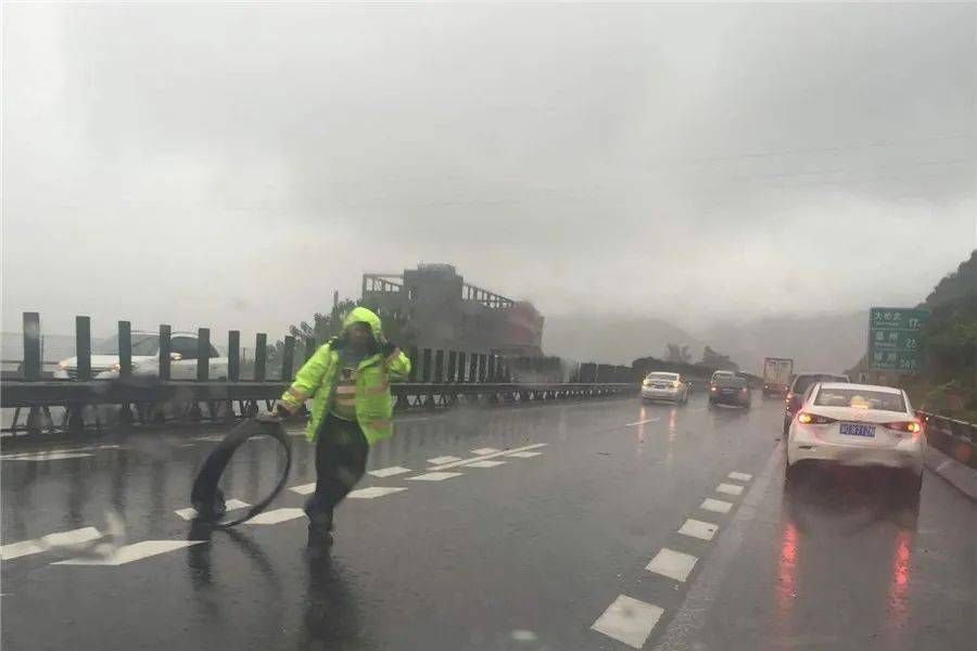 暴雨肆虐，“烟花”来袭，还请收好这份台风、暴雨天气用车指南