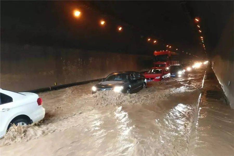 暴雨肆虐，“烟花”来袭，还请收好这份台风、暴雨天气用车指南