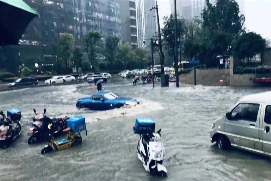 暴雨肆虐，“烟花”来袭，还请收好这份台风、暴雨天气用车指南