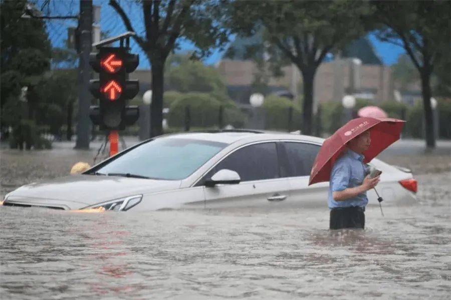 暴雨肆虐，“烟花”来袭，还请收好这份台风、暴雨天气用车指南