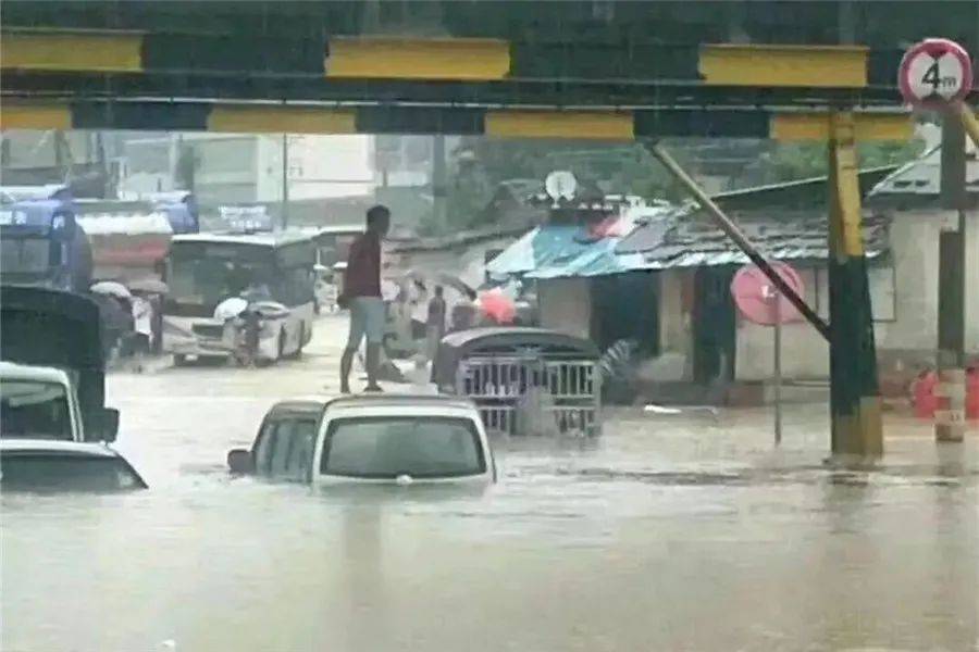 暴雨肆虐，“烟花”来袭，还请收好这份台风、暴雨天气用车指南