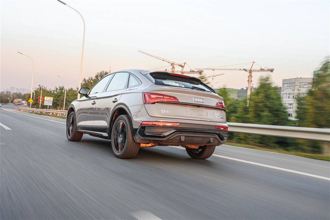 像跑车的SUV你见过没有？扉旅汽车试奥迪Q5L Sportback