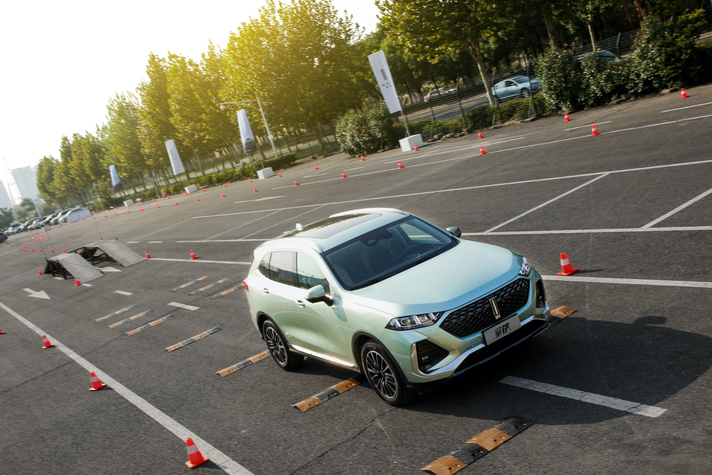试驾WEY拿铁：破百7.5s，百公里油耗4.9L，不输CR-V和RAV4