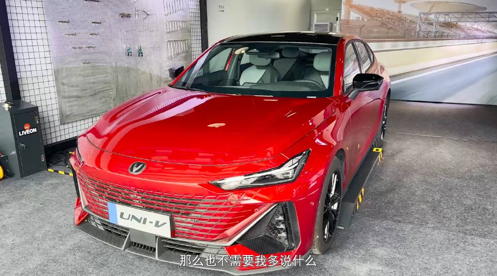 试驾长安UNI-V：加速/制动性能镇压同级，那它妥协了啥