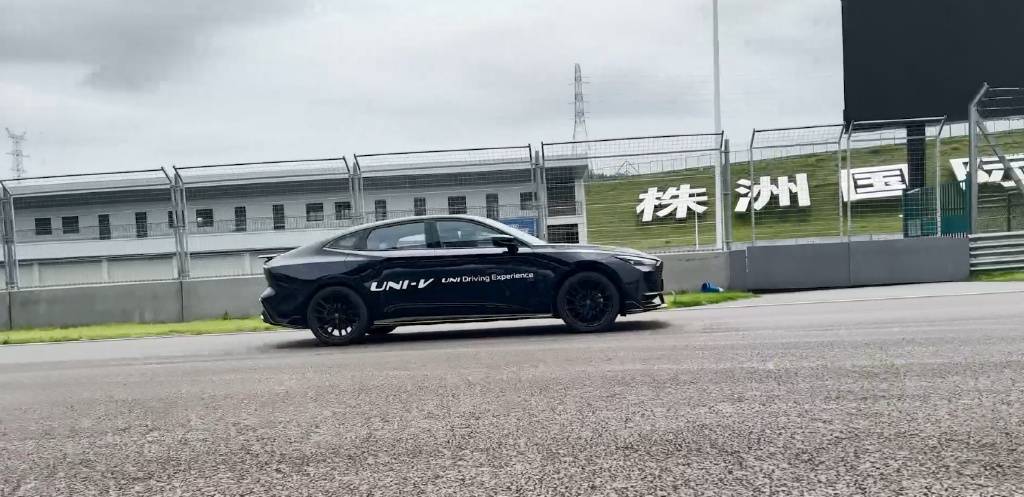 试驾长安UNI-V：加速/制动性能镇压同级，那它妥协了啥