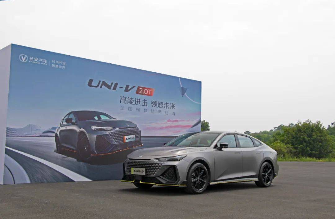 百公里加速6.5秒，国产“钢炮”的代表，你还会考虑领克03么？