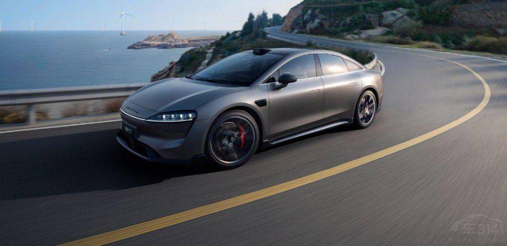 Model 3和智界S7 谁才是纯电轿车之王？