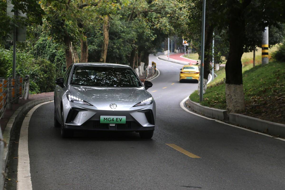 试驾MG4 EV，精准驾控不像是十万级车，颜值同级还有谁？