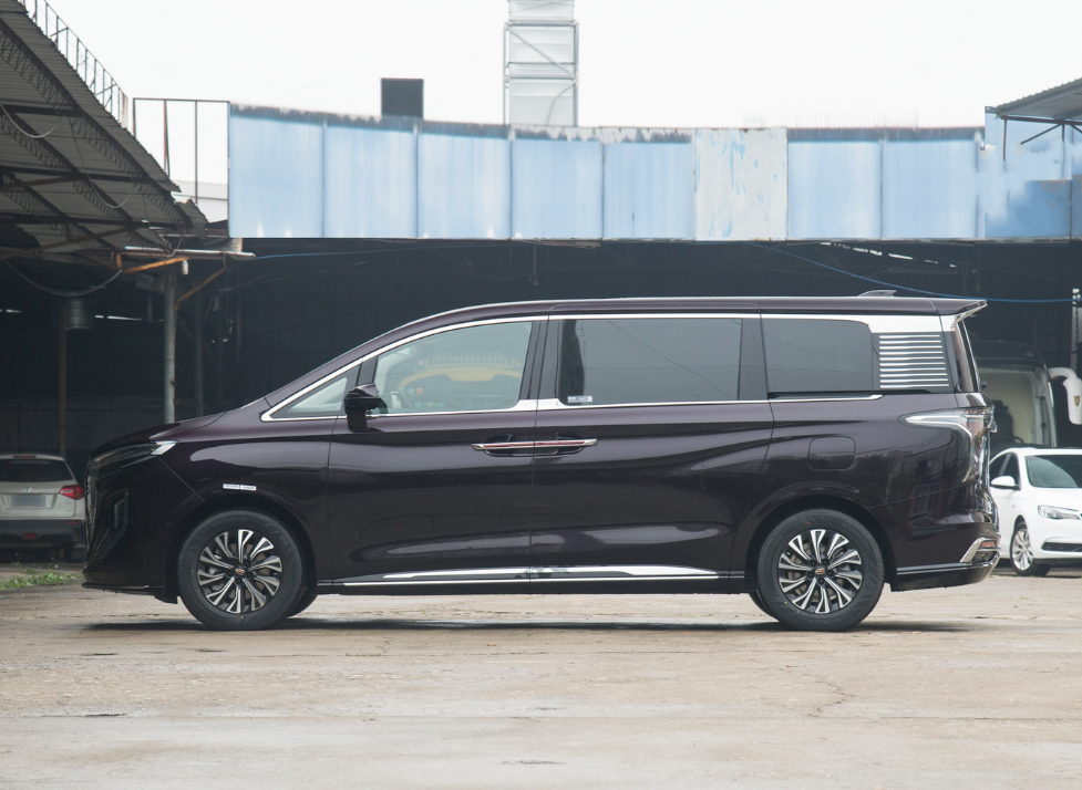 一汽红旗打造的MPV，搭载2.0T混动，续航833km，抢别克GL8的市场