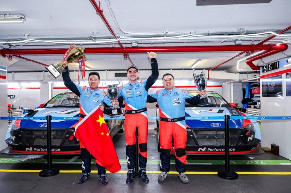 3、2024 TCR China年度车手总冠军曹宏炜（右），2024 TCR World Tour年度车手总冠军Norbert Michelisz（中），2024 TCR Asia年度车手总冠军张臻东（左）.jpg