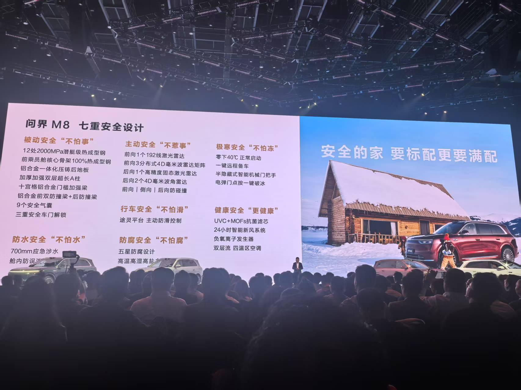 街道上有店铺的标志黑色背景白色的字    中度可信度描述已自动生成