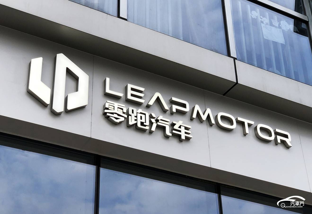 商店外的蓝色招牌

AI 生成的内容可能不正确。