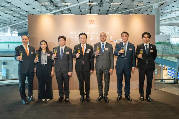 图1 左起：香港航空总裁孙剑锋先生、老挝驻香港总领事馆副领事Phousamleth PHANKHAVONG女士、泰王国驻香港总领事馆总领事吴丰灿先生、香港航空执行董事刘一男先生、香港机场管理局机场运行副总监杨达荣先生、香港航空董事长阎波先生及在香港日本国总领事馆领事根岸辰太朗先生