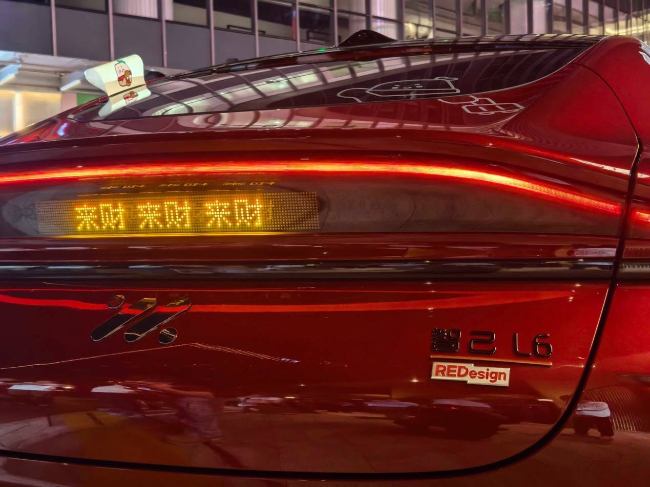 图片包含 建筑, 巴士, 汽车, 橙子  描述已自动生成