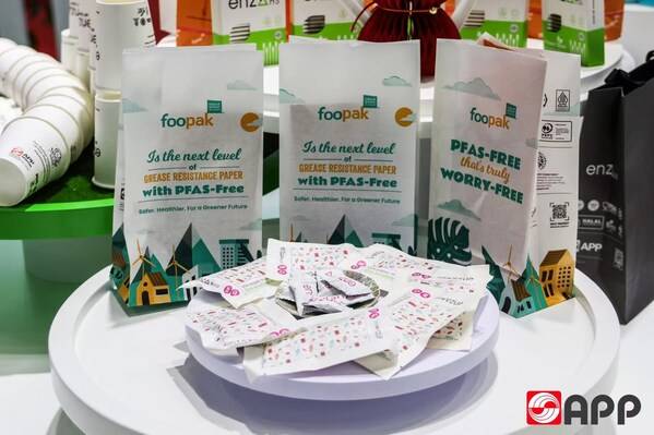 金光集团APP-Enza Shield高阻隔牛皮纸（前）、Foopak PFAS Free 无氟防油食品卡（后）