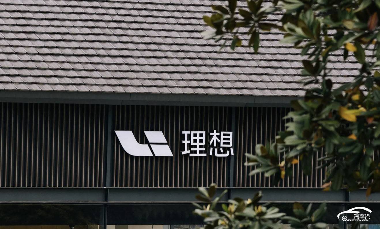 建筑上挂着商铺的招牌

AI 生成的内容可能不正确。