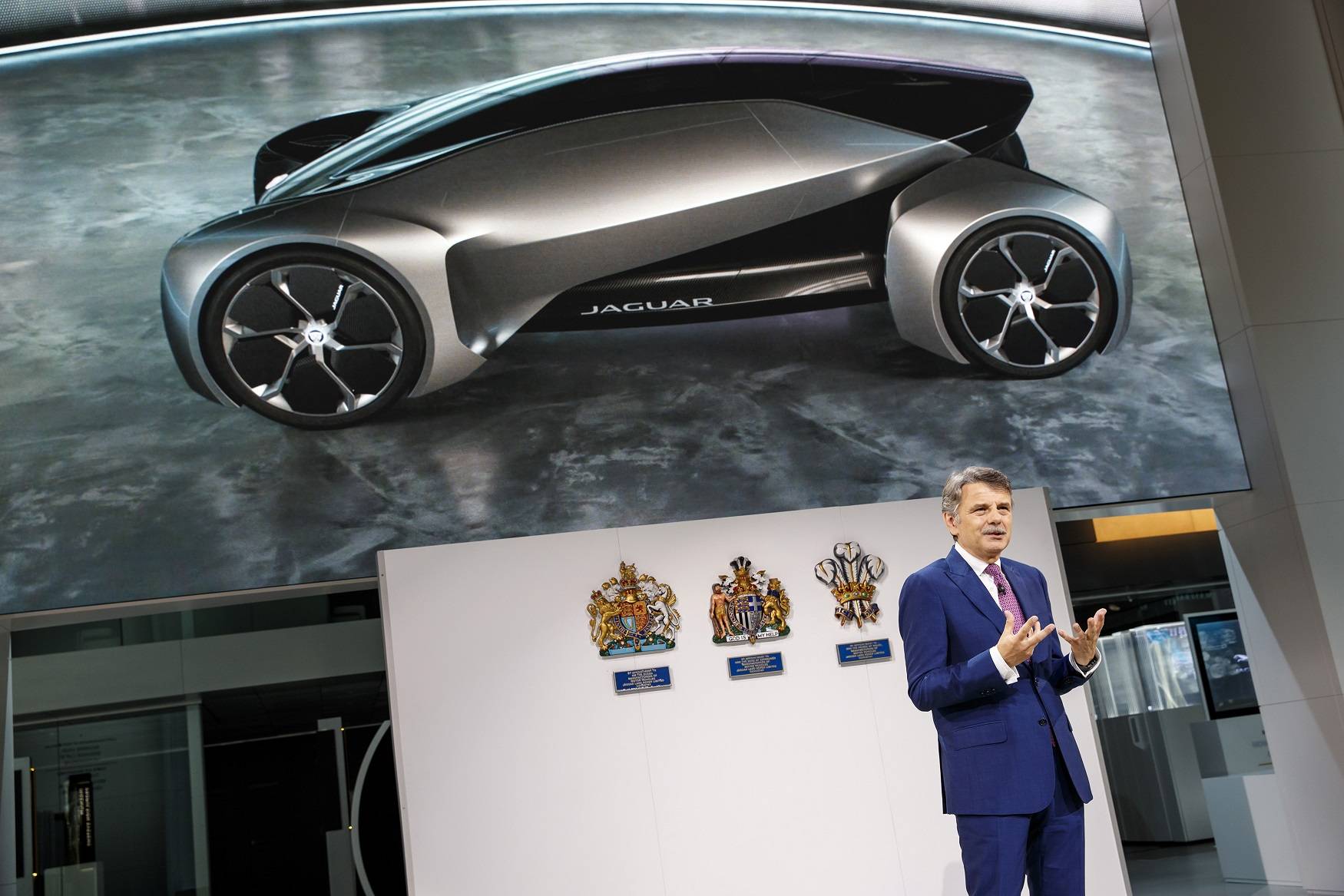 捷豹路虎全球首席执行官施韦德博士（Dr. Ralf Speth）表示“自2020年起，捷豹路虎所有新发布车型均将实现电动化”.jpg