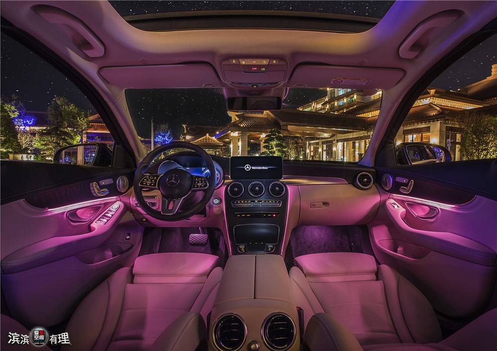 11.新一代C级车搭载提供多种亮度等级选择的 64 色环境氛围灯.jpg