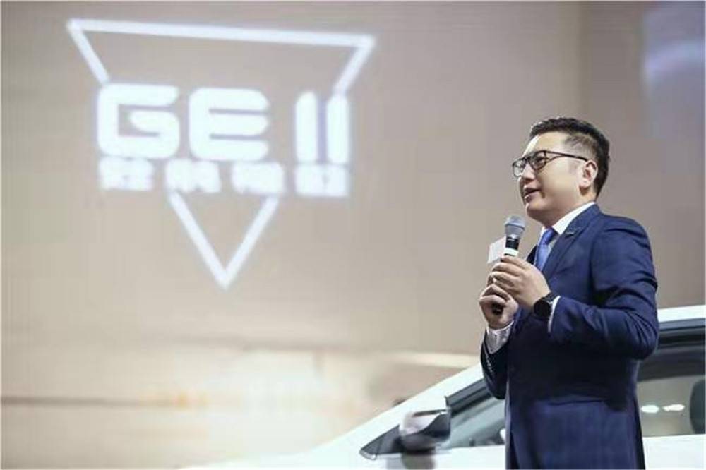 吉利新能源销售公司总经理郑状先生 在GE11设计解析会上,吉利新能源销售公司总经理郑状正式宣布吉利新能源成为吉利集团旗下新的独立品牌,而GE11正是新品牌成立后推出的首款全新正向研发的高性能纯电动车型。全新的量子银盾车标不仅极具科技感和未来感,也将吉利新能源征战全球的雄心展示于世人面前。 在帝豪EV、帝豪GSe等新能源车型在入门级市场中的成功试水后,GE11成为吉利新能源迈向高端化市场的大动作。其以高性能为标签,造型设计融合了科技、极简、前卫等符合时尚青年的审美特质,全面对标特斯拉Model 3,可谓专