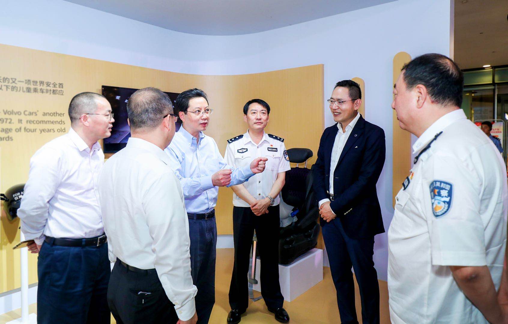 02_与会领导参观沃尔沃汽车安全装置展示区.jpg