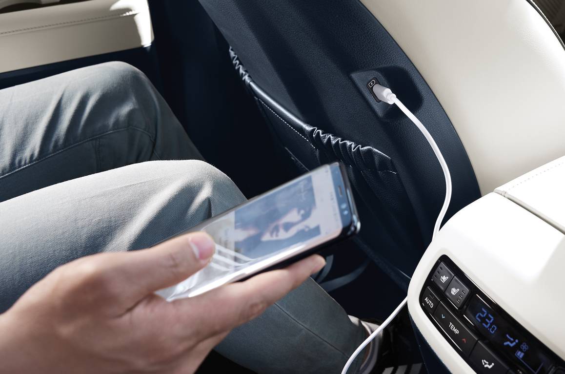 4.第二排USB充电接口、三区独立控制空调等为二三排乘客提供舒适便捷.jpg