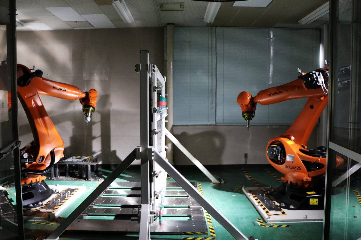 1. 该技术通过两台在钢板两侧同步工作的工业机器人，使用金刚石涂层工具逐步对钢板进行塑形.jpg