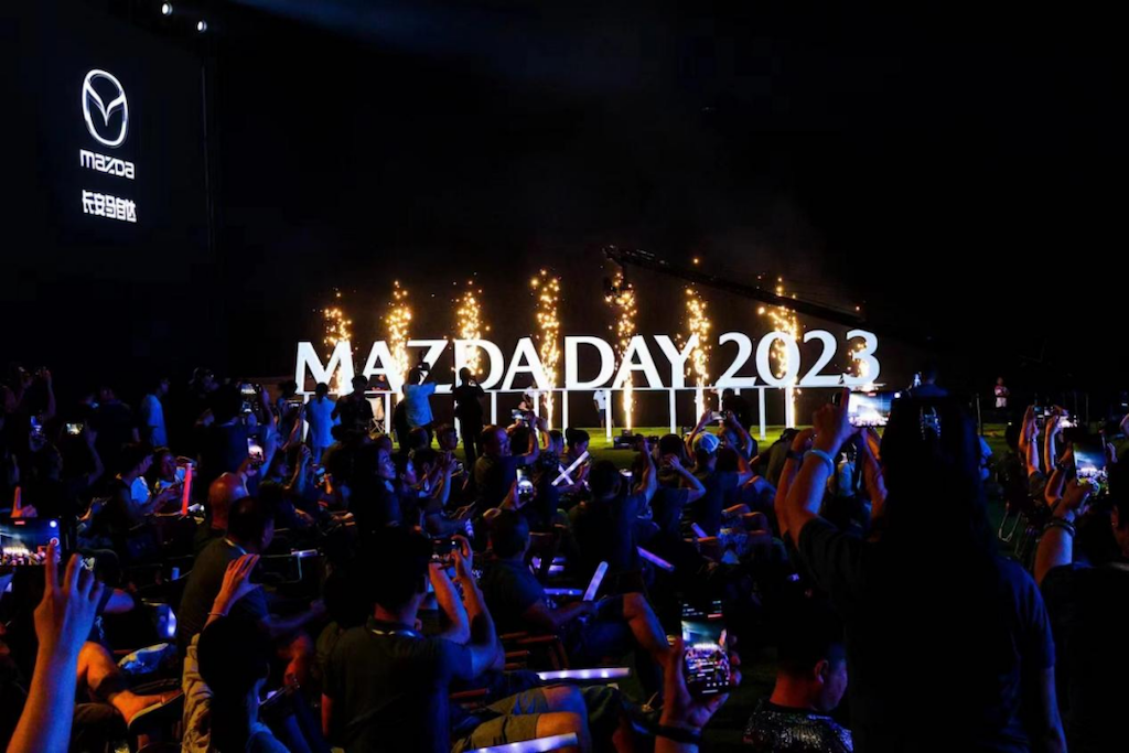 梁家辉代言MAZDA CX-50行也 长安马自达2023粉丝盛典上演“世纪大和解”1319.png
