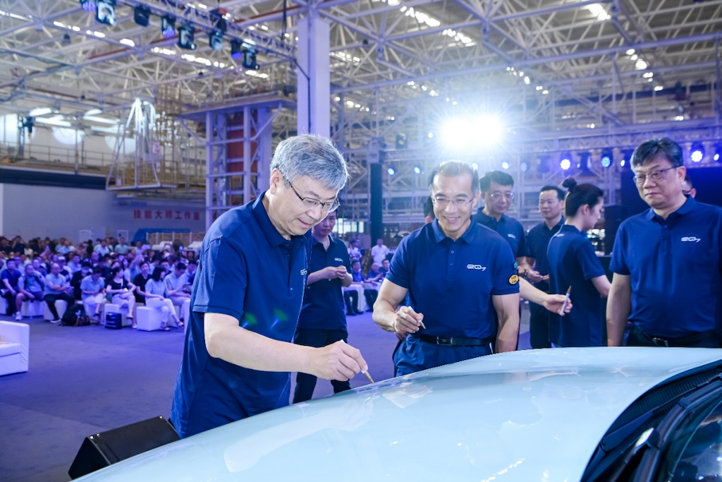 现场直击！中国首个铝基轻量化平台发布暨奇瑞eQ7首台量产车下线990.png