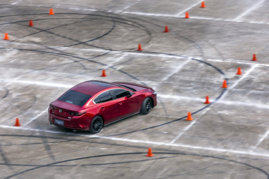 长安马自达2023超级驾趣学院开营“最美弯道王”次世代MAZDA3昂克赛拉“尽擎”驰骋珠海赛道1775.png