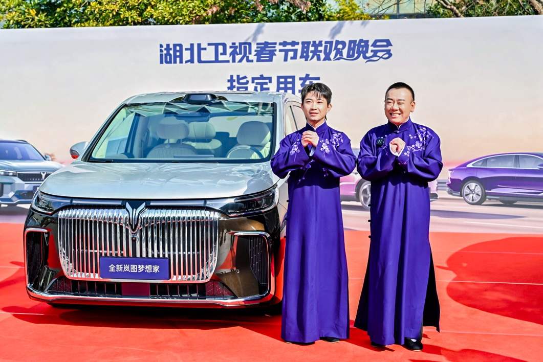 全新岚图梦想家满载宾朋驶入汉秀剧场-3.jpg