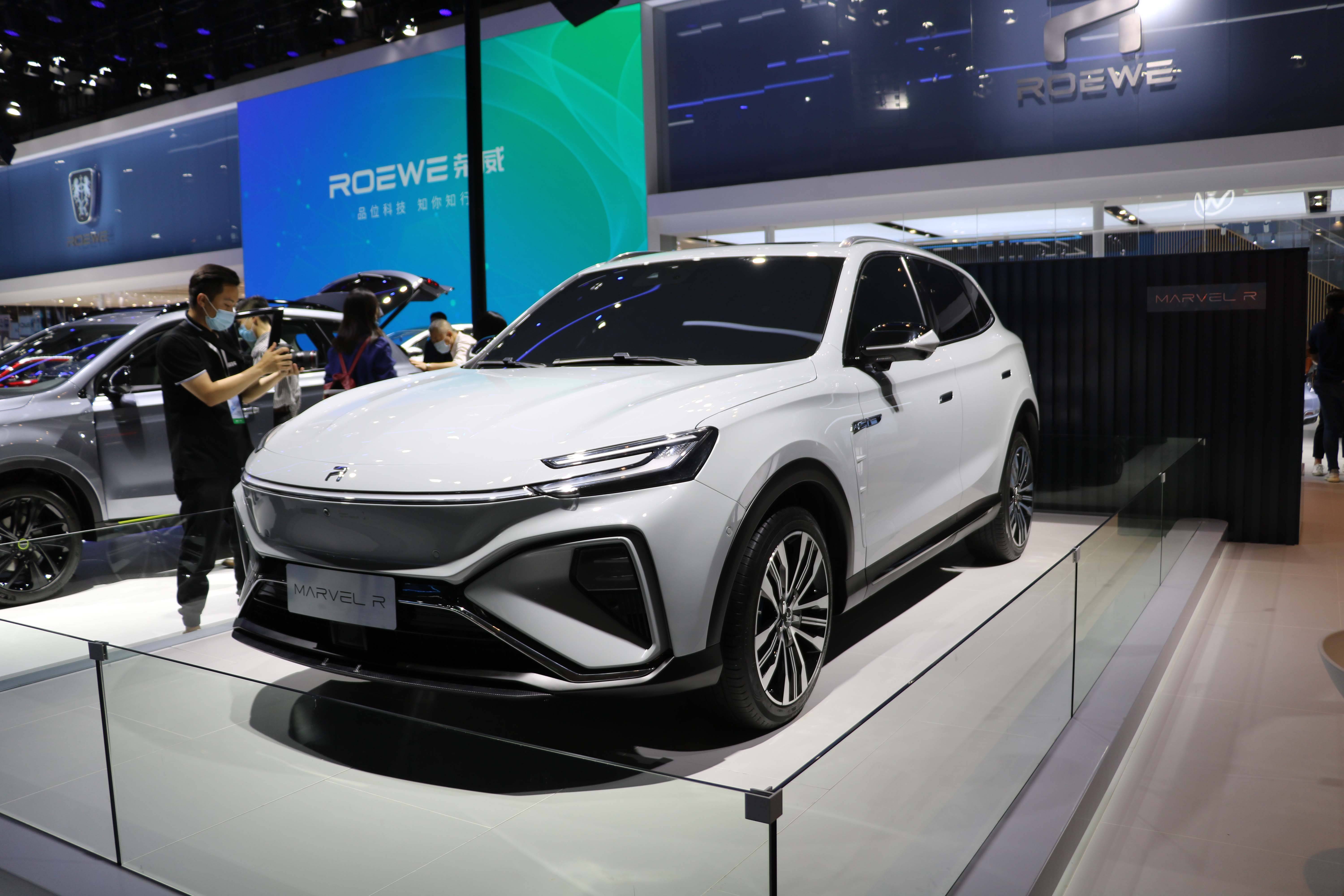 今年5月,上汽荣威正式发布中高端新能源车型专属的r标,本届成都车展中