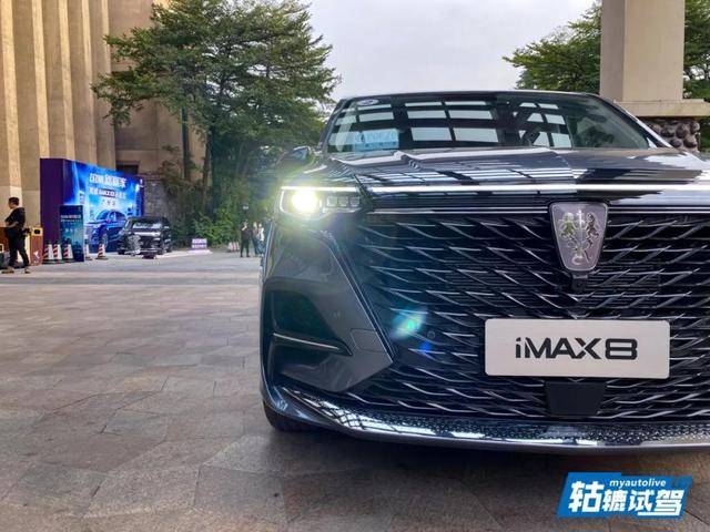 如今看榮威imax8,其高度還原了vision-im concept的概念設計,誇張的前