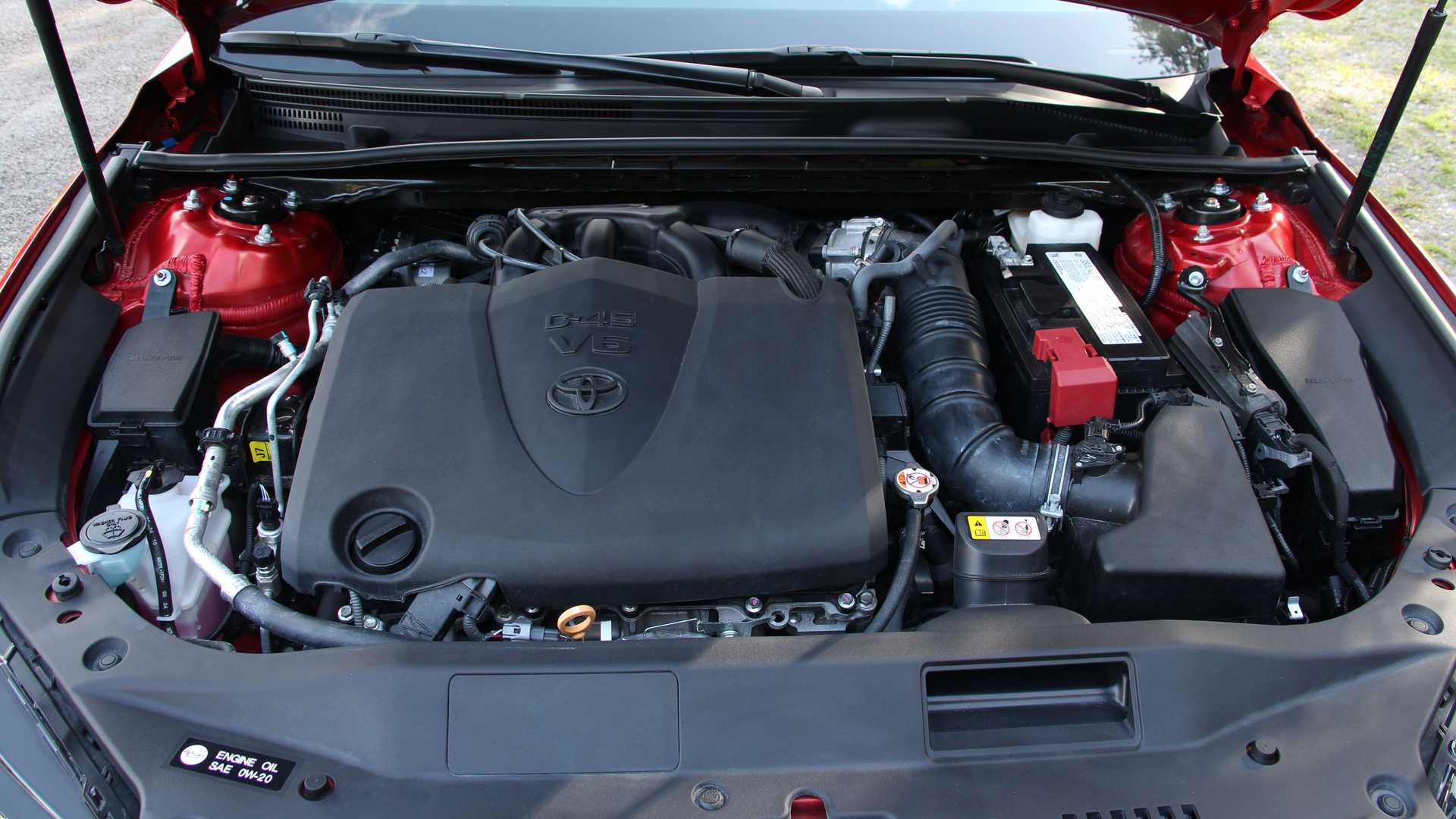 5升v6发动机可产生305马力的功率和362牛·米的扭矩,传动匹配的 是8at