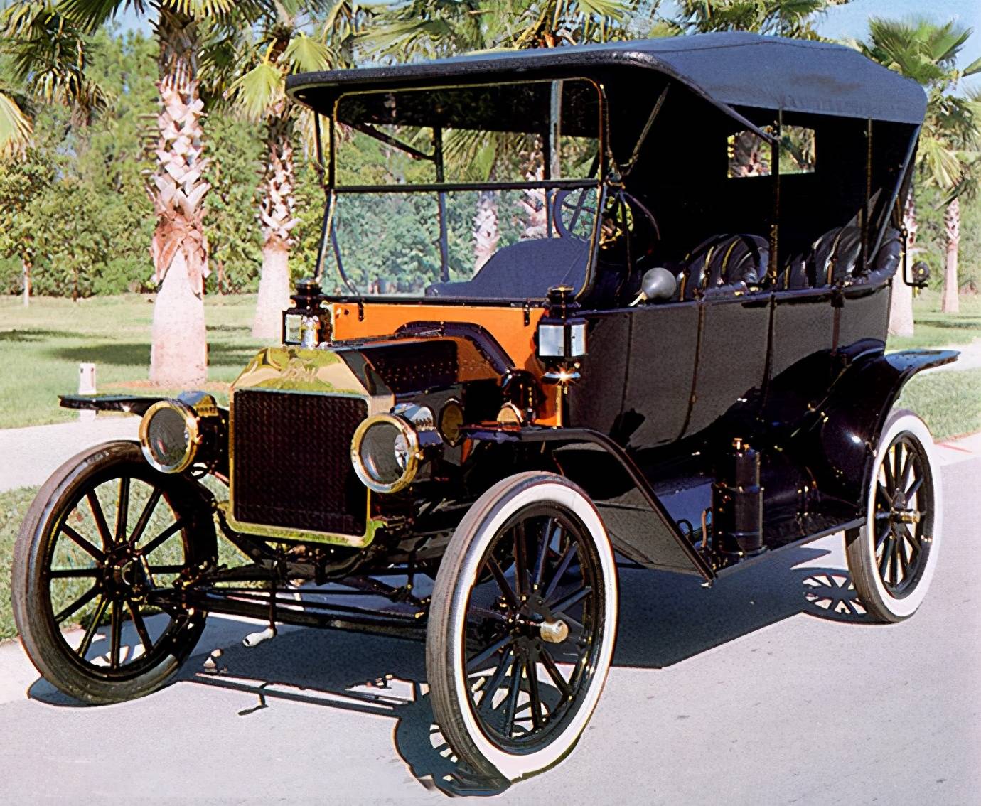 圖注: 福特t型車,1914年 中期型號另一個對美國汽車工業的大規模生產