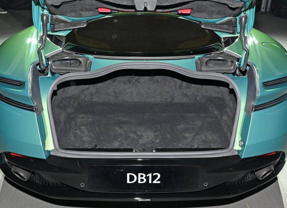 燃油车里永远的神，阿斯顿·马丁DB12双涡轮V8 4.0T，马力很强