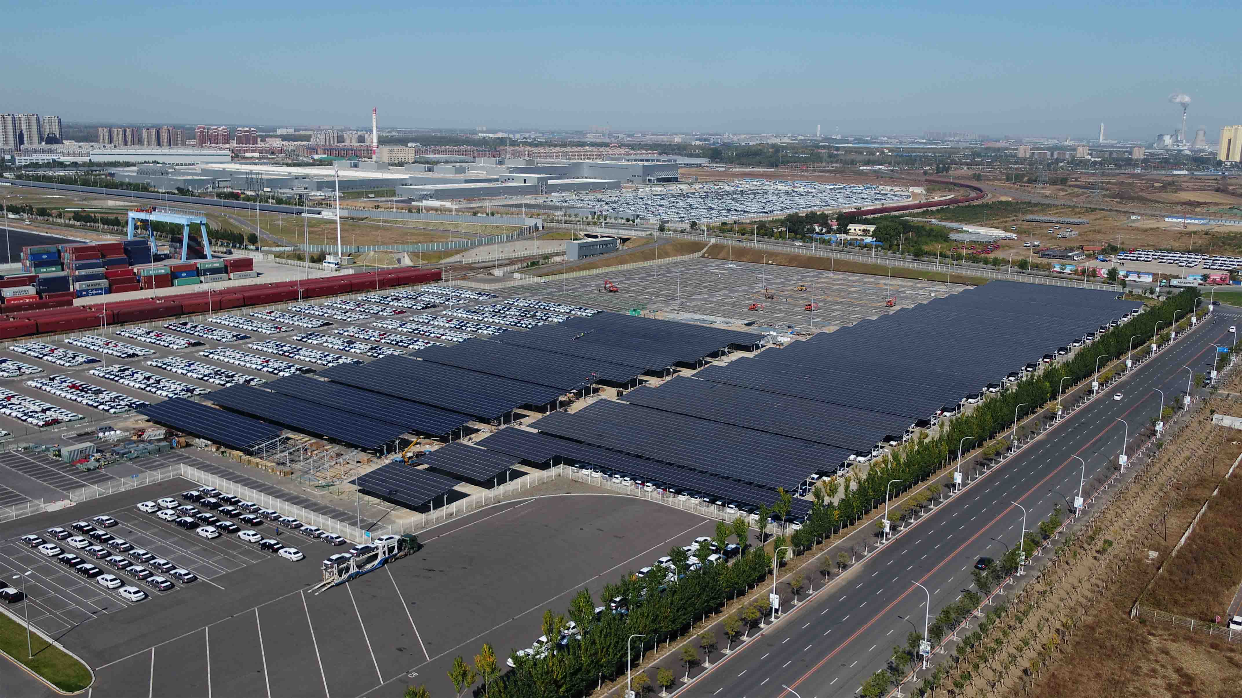 华晨宝马在建设铁西新工厂和扩建大东工厂时安装太阳能光伏系统jpg